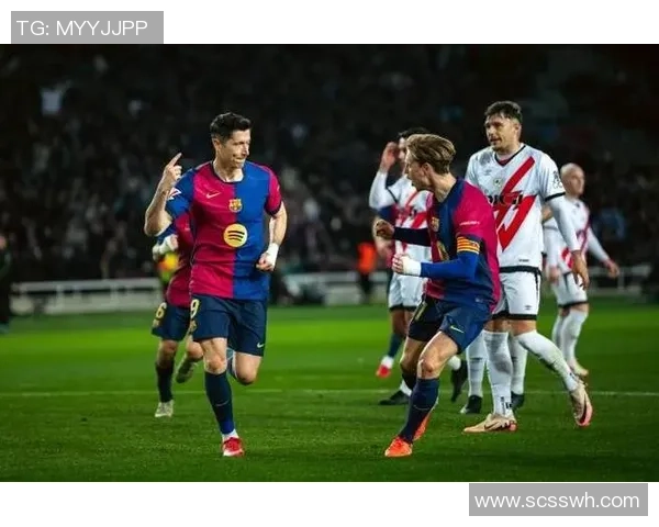 莱万状态火热欧冠赛场10场狂轰12球射手榜领跑势头强劲